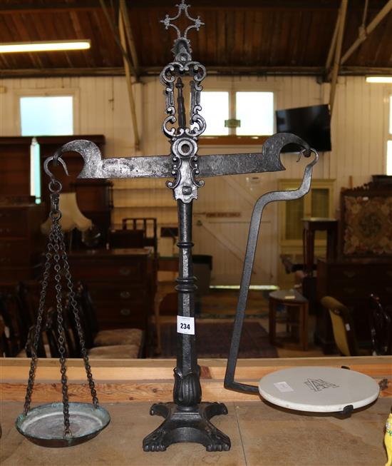 Cast iron scales with procelain tray